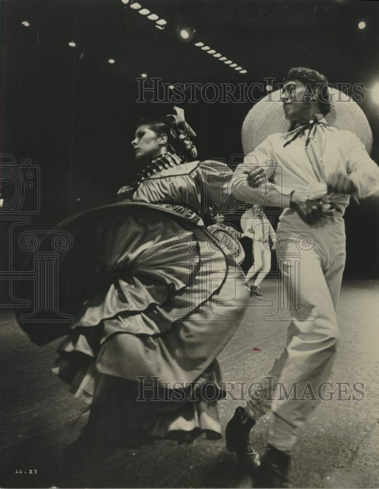 1974 Press Photo Brisa Guillarte, Jose Luis Gasca of Ballet Folklorico of Mexico - Historic Images