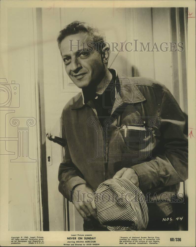 1960 Press Photo Actor Jules Dassin on &quot;Never On Sunday&quot; movie - Historic Images