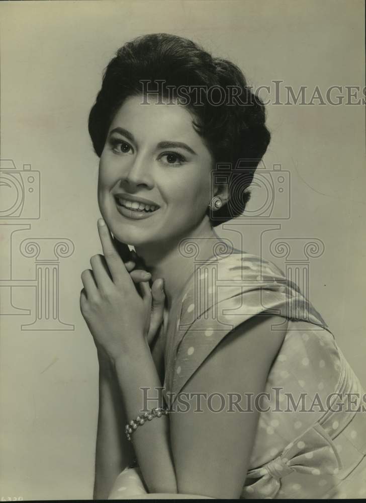 1957 Press Photo Actress Lisa Montell in "Ten Thousand Bedrooms" - Historic Images