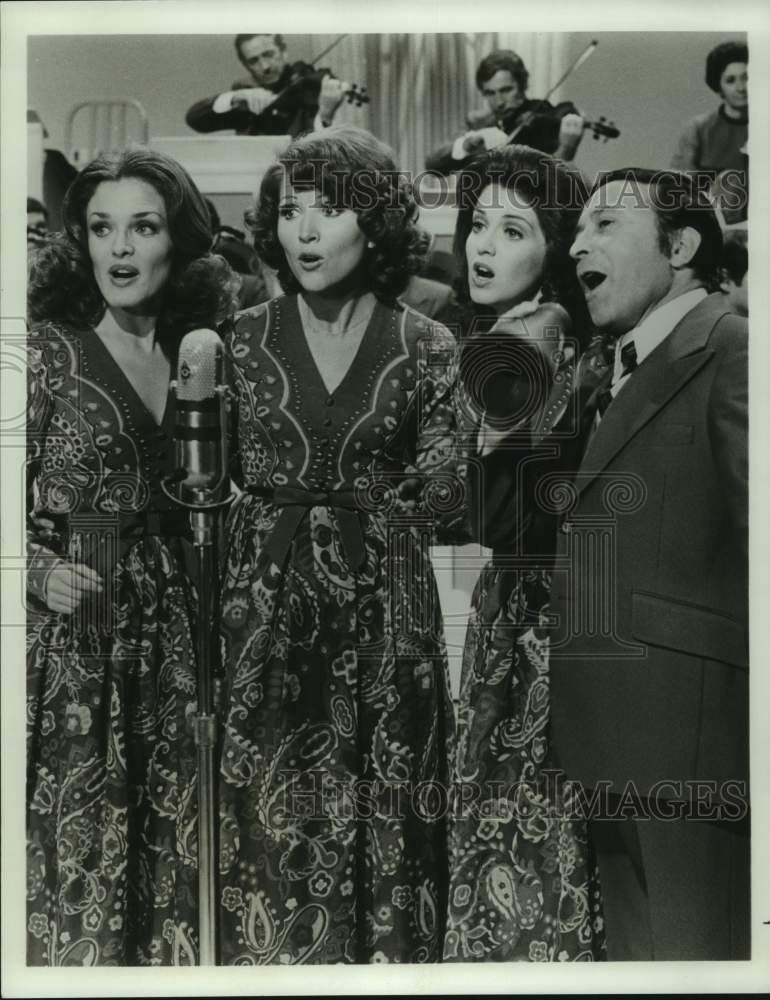Press Photo Violinist Bob Lido with the Lawrence Welk Singers - Historic Images