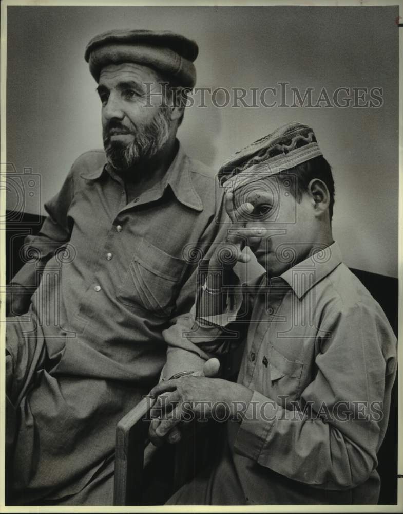 1986 Press Photo Abdul Malik Ahmadzai in Santa Rosa Hospital with son Rizaq - Historic Images