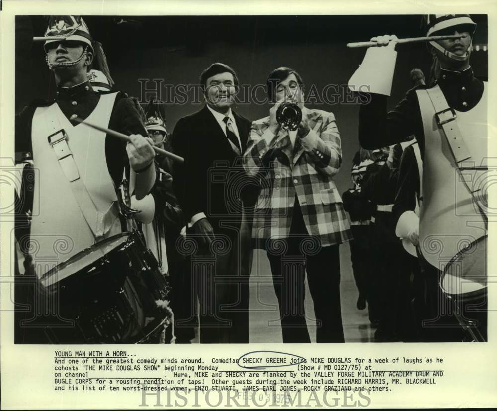 Press Photo Comedian Shecky Green with Mike Douglas on &quot;The Mike Douglas Show&quot; - Historic Images