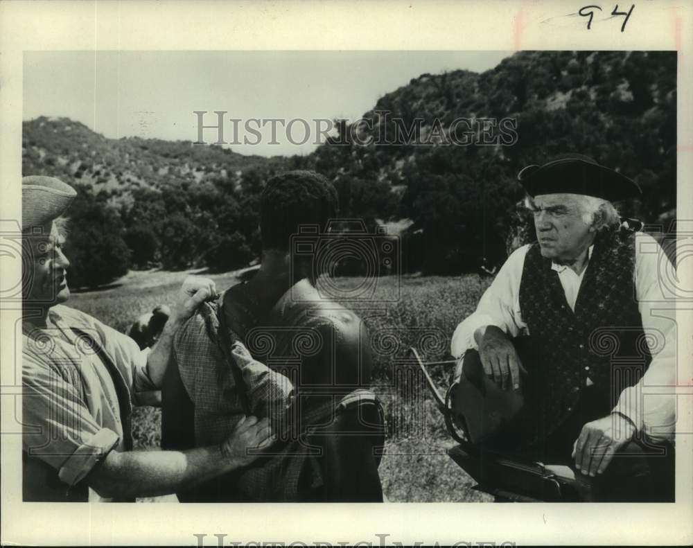 1974 Press Photo Actor Lorne Green with fellow actors in a scene - Historic Images