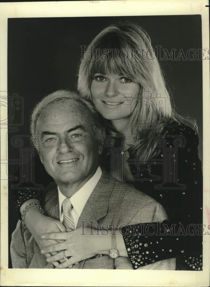 Press Photo Actress Valerie Perrine embraces a gentleman - Historic Images