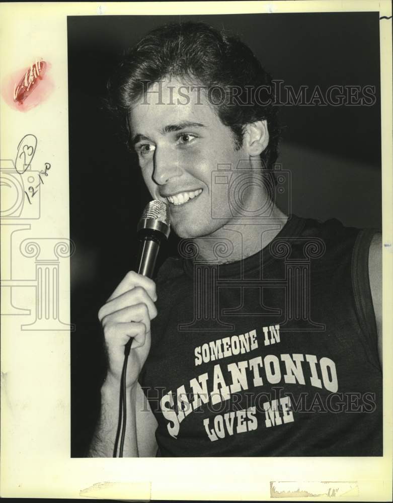 1983 Press Photo Soap Opera Star Michael Knight answers fans questions at Mall - Historic Images