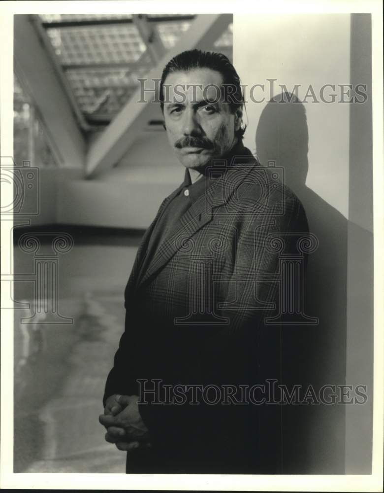 1998 Press Photo Entertainer Edward James Olmos - Historic Images