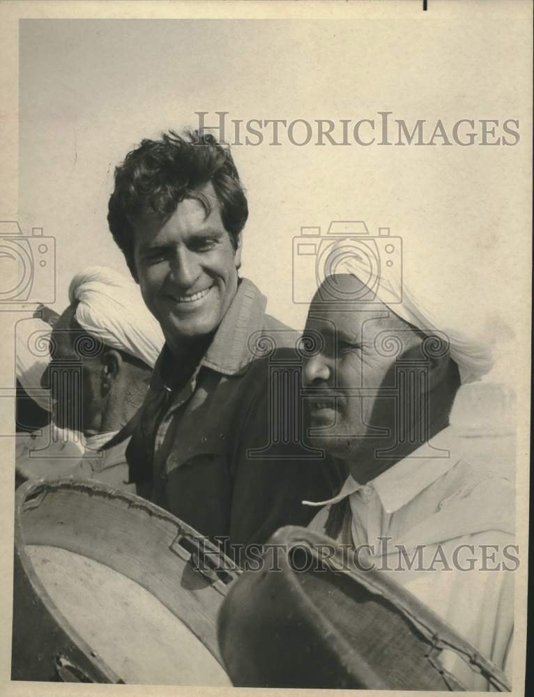 Press Photo Actor Hugh O&#39;Brien with Berber Tribesmen - Historic Images