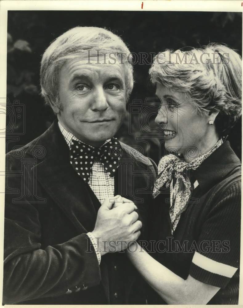 Press Photo Actor Byron Powell with co-star in scene - Historic Images