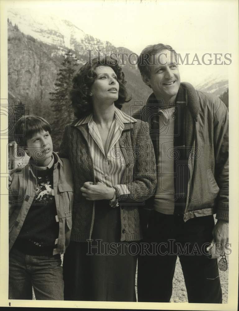 1984 Press Photo Actress Sophia Loren with Son Edoardo Ponti in Aurora By Night - Historic Images