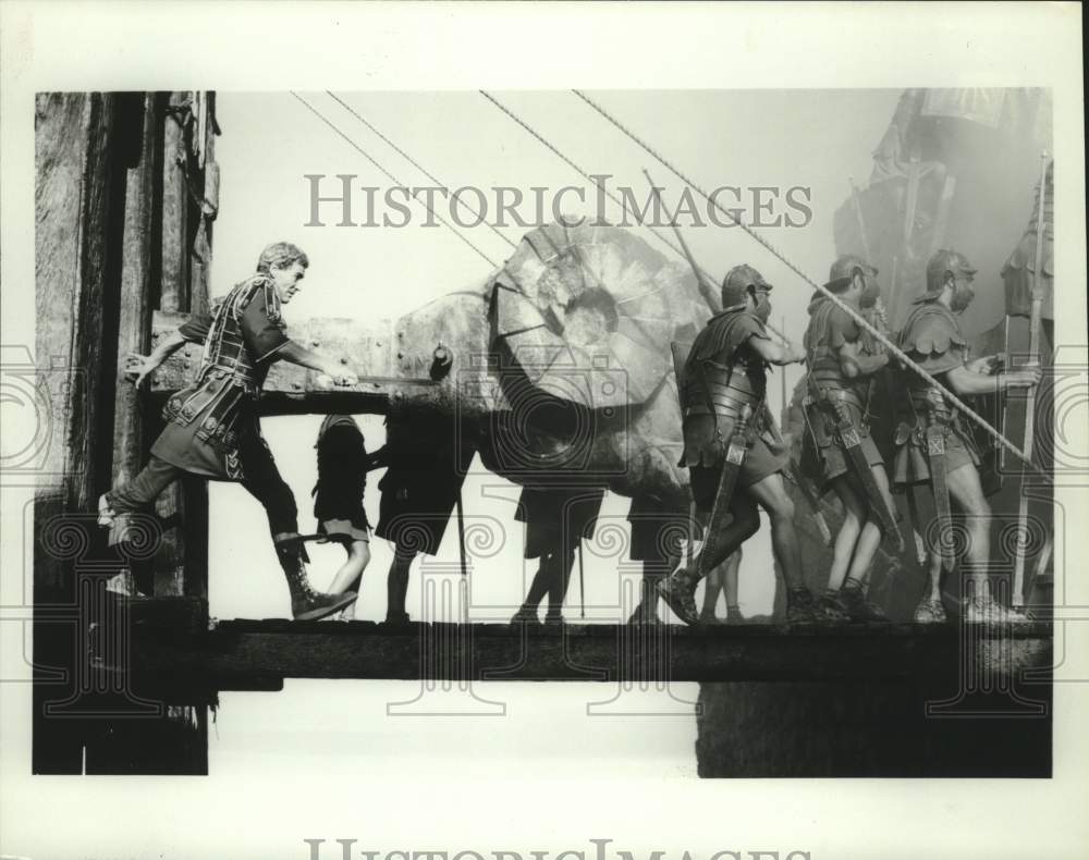 Press Photo Actor Peter O'Toole with co-stars in scene - Historic Images