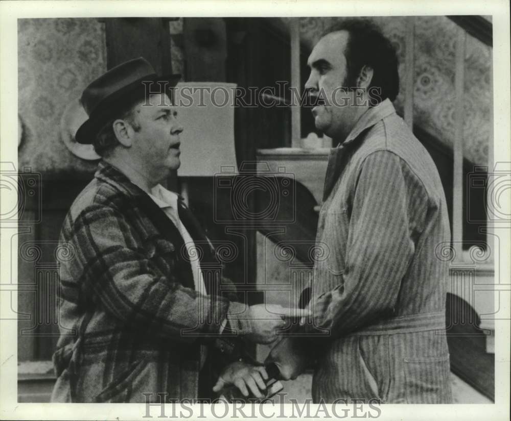 Press Photo Actors Cliff Osmond with Carroll O&#39;Connor in &quot;All in the Family&quot; - Historic Images