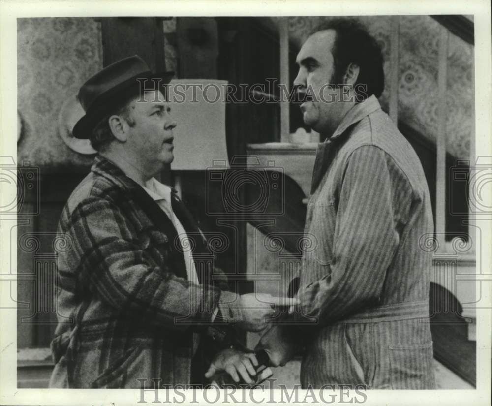 Press Photo Actors Cliff Osmond with Carroll O'Connor in "All in the Family" - Historic Images