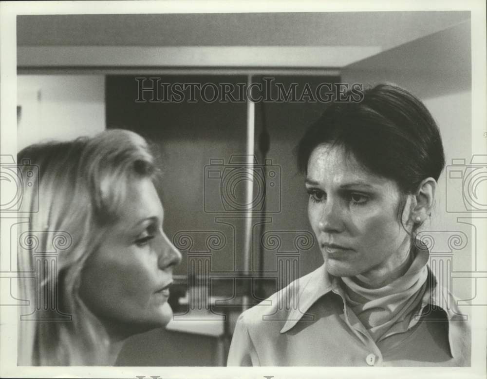 Press Photo Actress Paula Prentiss with co-star in scene - Historic Images