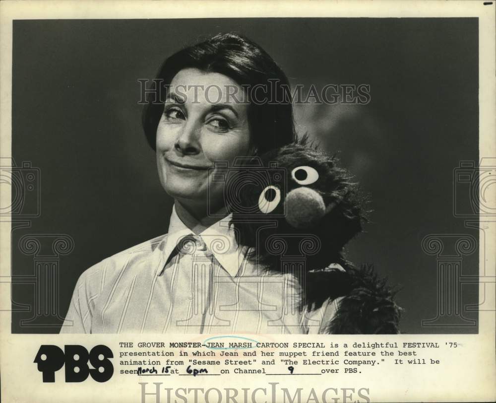 1975 Press Photo Actress Jean Marsh with Grover in &quot;Sesame Street&quot; on PBS - Historic Images