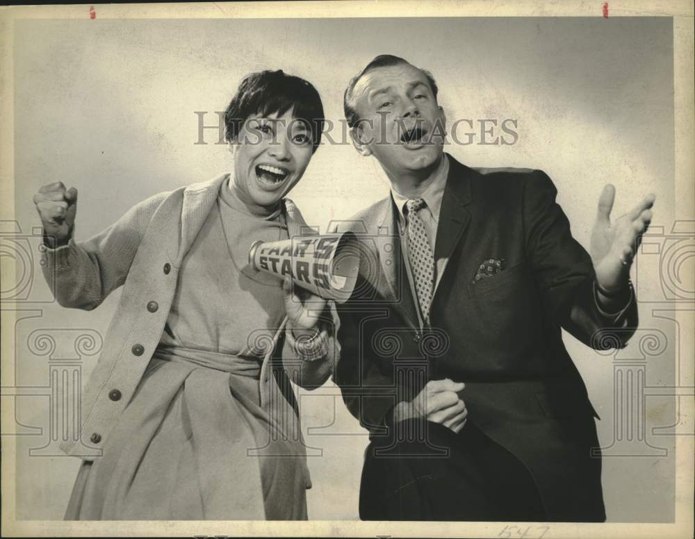 1960 Press Photo Actor Jack Paar in Pan and Pan with co-star - Historic Images