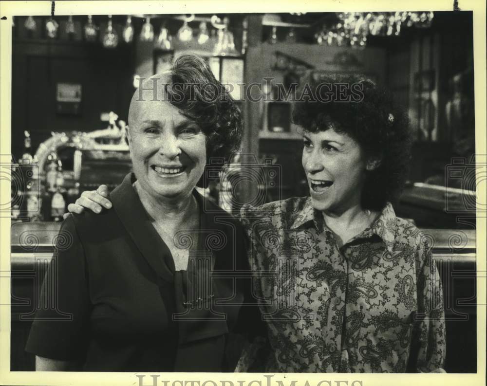 1985 Press Photo Actresses Rhea Perlman, Camila Ashlandn in Cheers Comedy show - Historic Images