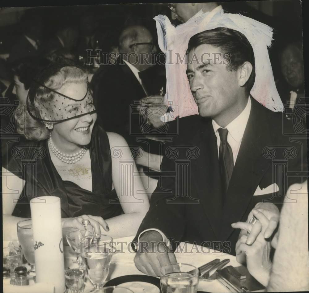 1953 Press Photo Actor Gregory Peck and wife - Historic Images