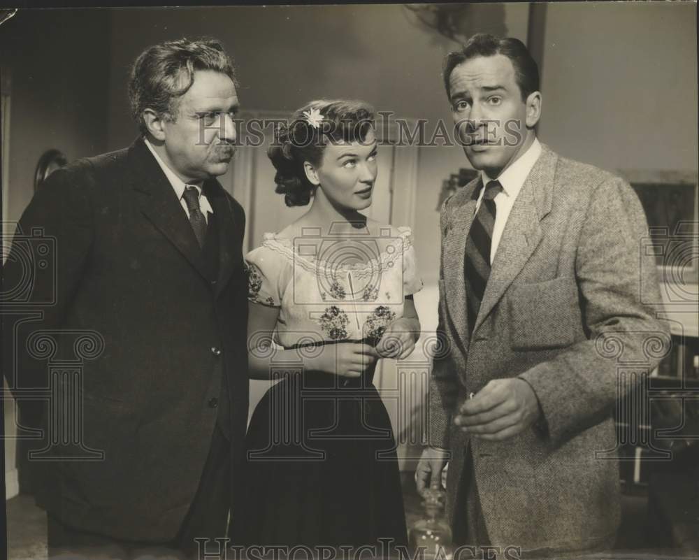 Press Photo Actress Osa Massen with co-stars in scene - Historic Images