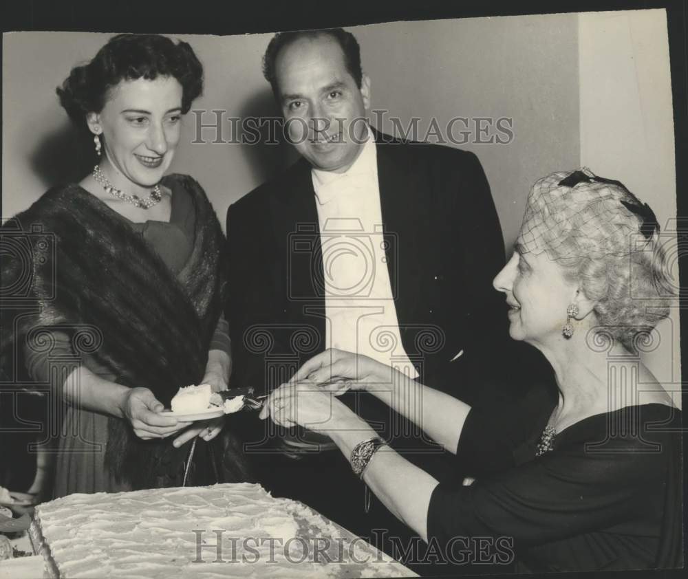 1958 Press Photo Actress Nannette Levi with Others and cake - Historic Images