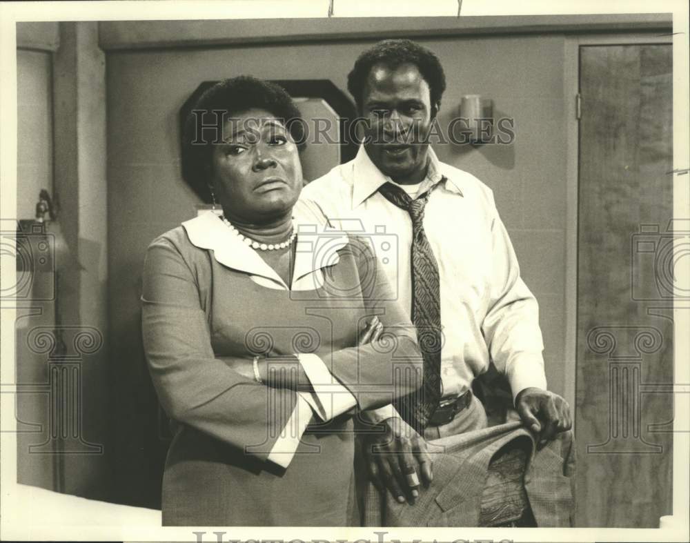 1975 Press Photo Actors Esther Rolle, John Amos in &quot;Good Times&quot; on CBS - Historic Images