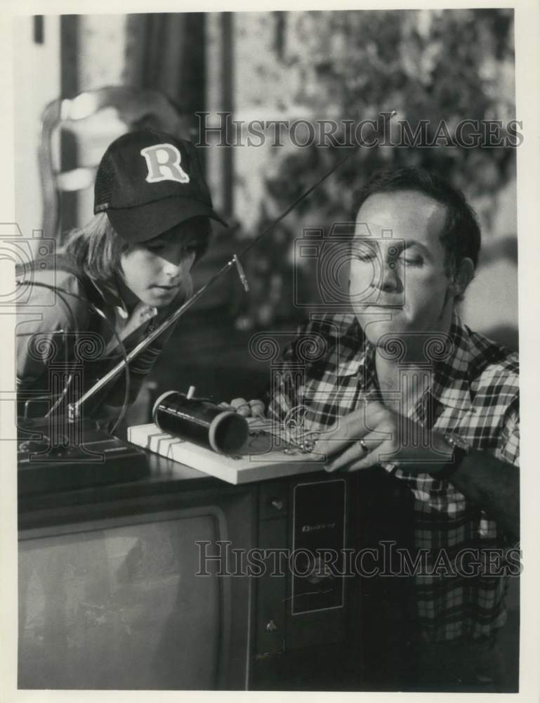 Press Photo Actor Lawrence Pressman with co-star - Historic Images
