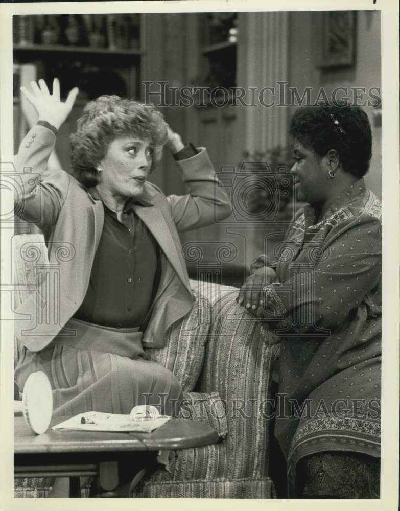 1981 Press Photo Actors Rue McClanahan and Nell Carter in &quot;Gimme a Break&quot; on NBC - Historic Images