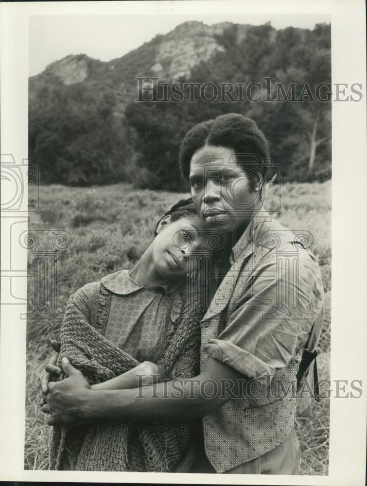 1977 Press Photo Actors Georg Stanford Brown and Lynne Moody in "Roots" - Historic Images