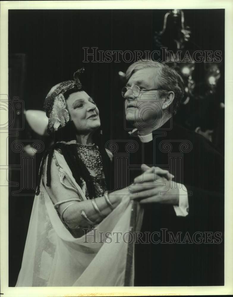 Press Photo Actor Kenneth Moore with co-star - sax05785- Historic Images