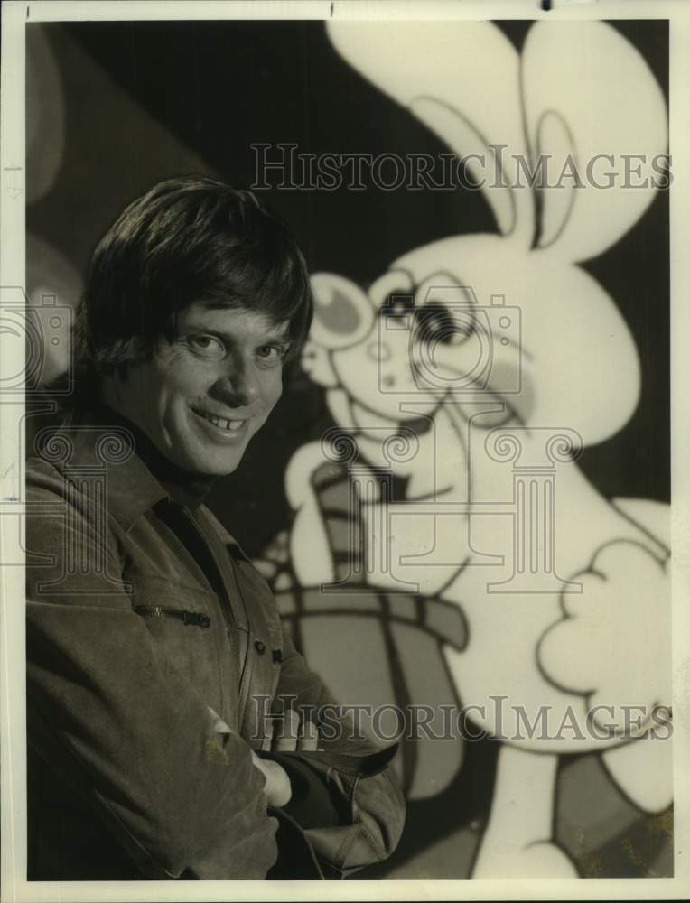 Press Photo Actor Robert Morse with bunny animation - Historic Images