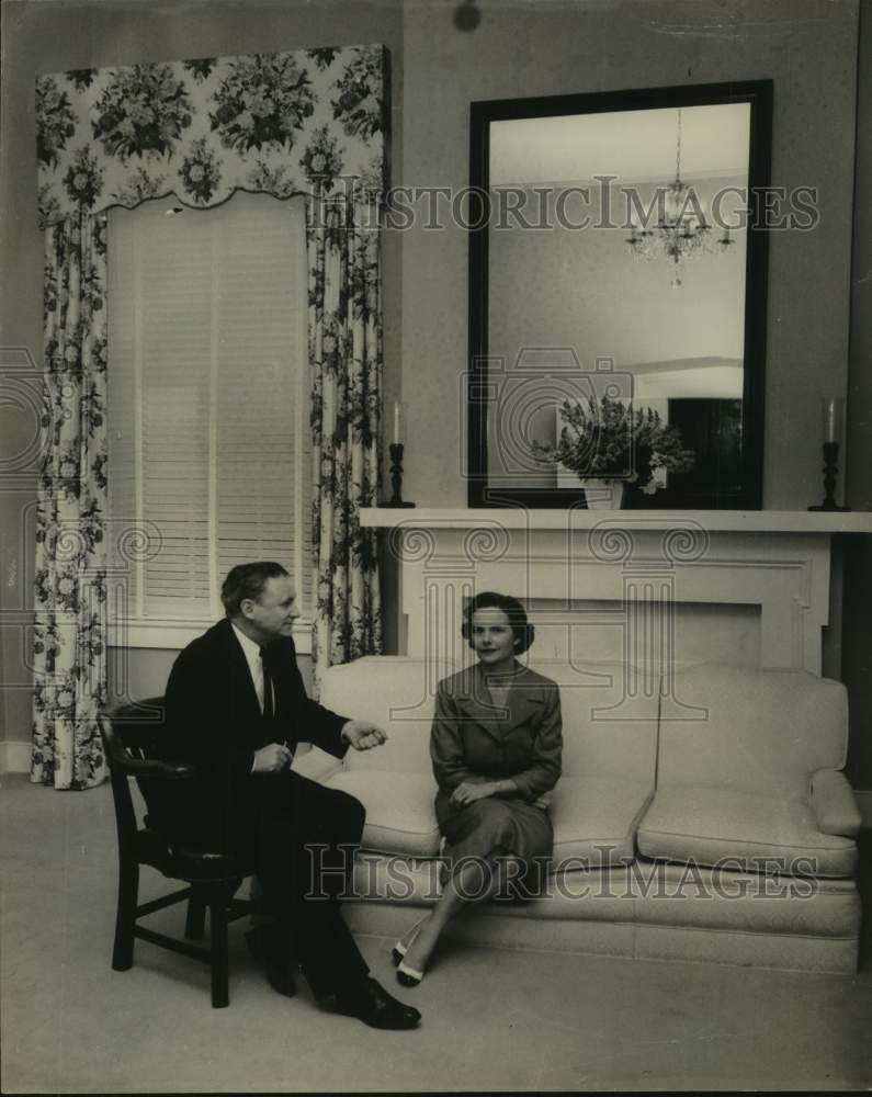 1958 Press Photo Texas Governor Price Daniel with wife in Governor&#39;s mansion - Historic Images