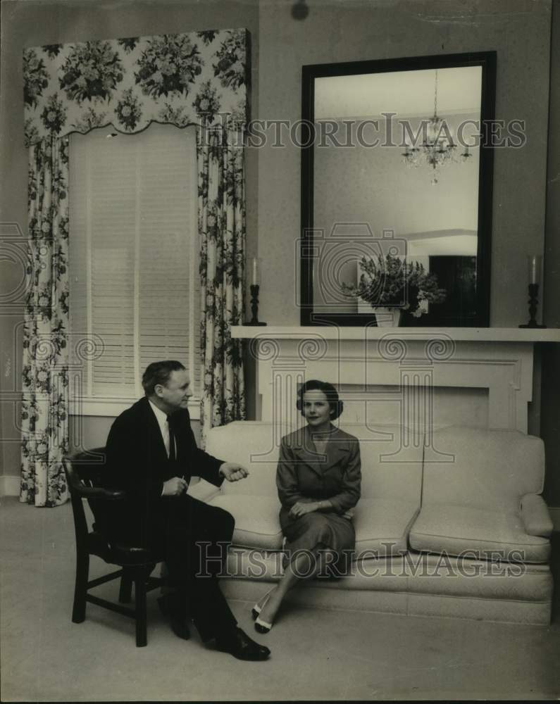 1958 Press Photo Texas Governor Price Daniel with wife in Governor's mansion - Historic Images