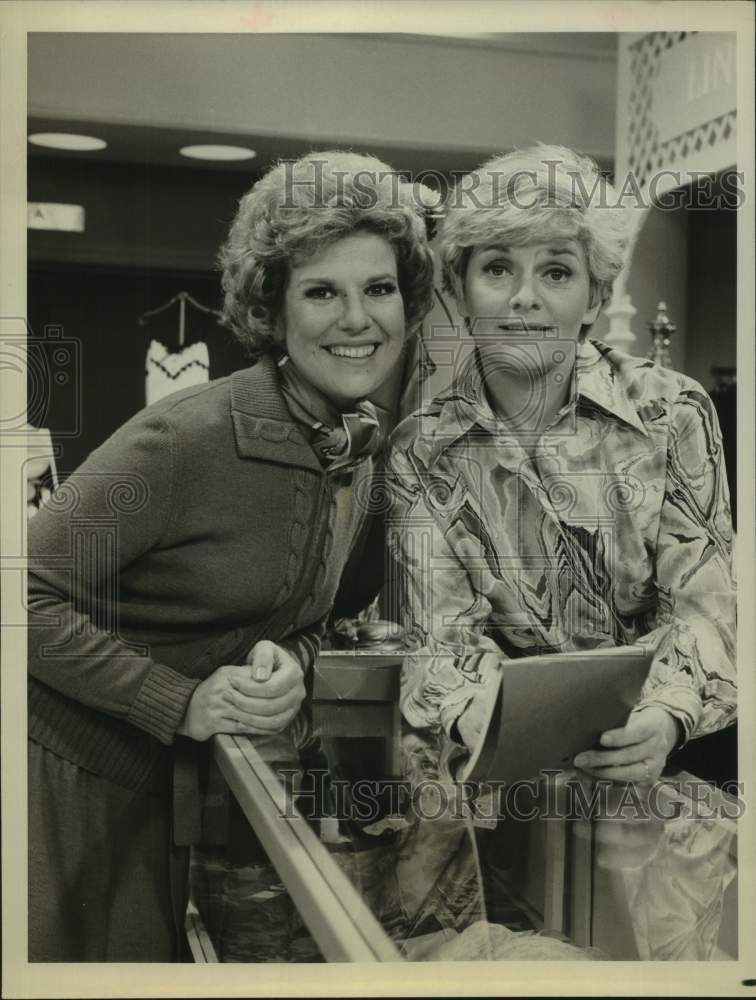 1975 Press Photo Actress Karen Morrow with co-star - Historic Images