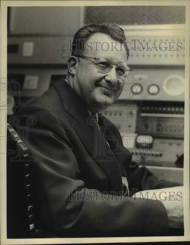 1957 Press Photo Clifton Fadiman moderates NBC Radio's "Conversation" program - Historic Images