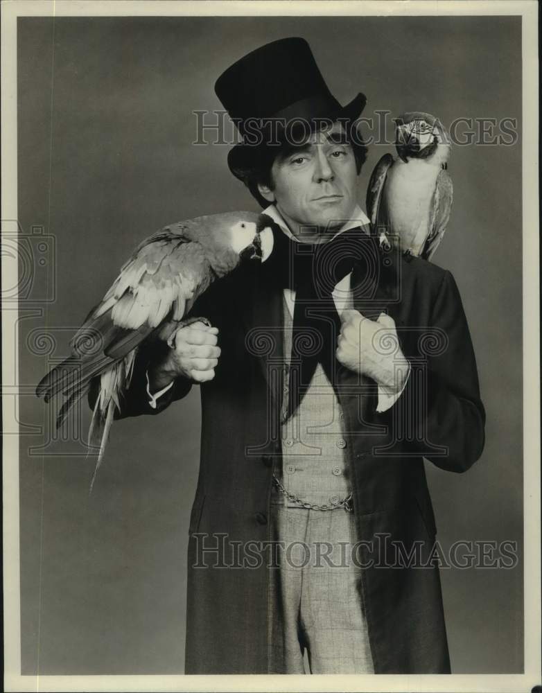 Press Photo Actor Anthony Newley with birds - Historic Images