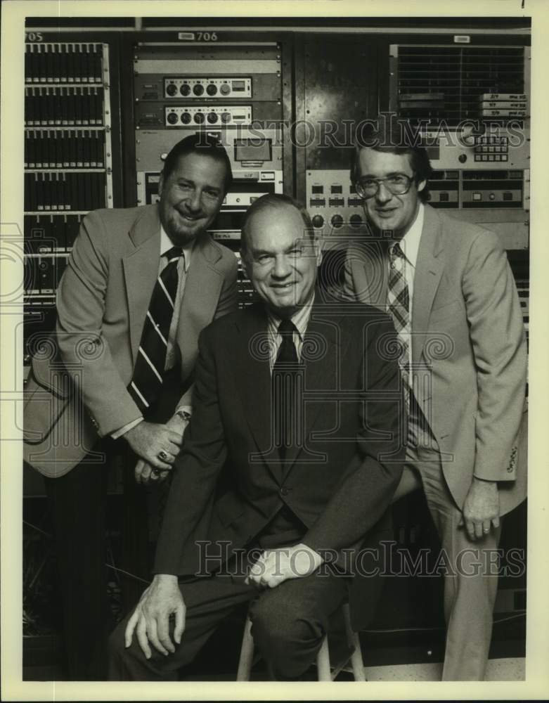 Press Photo NBC Reports Correspondent Edwin Newman with men - Historic Images