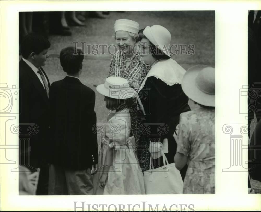 1991 Queen Elizabeth and Mayor Cockrell greet the crowd at Theatre - Historic Images