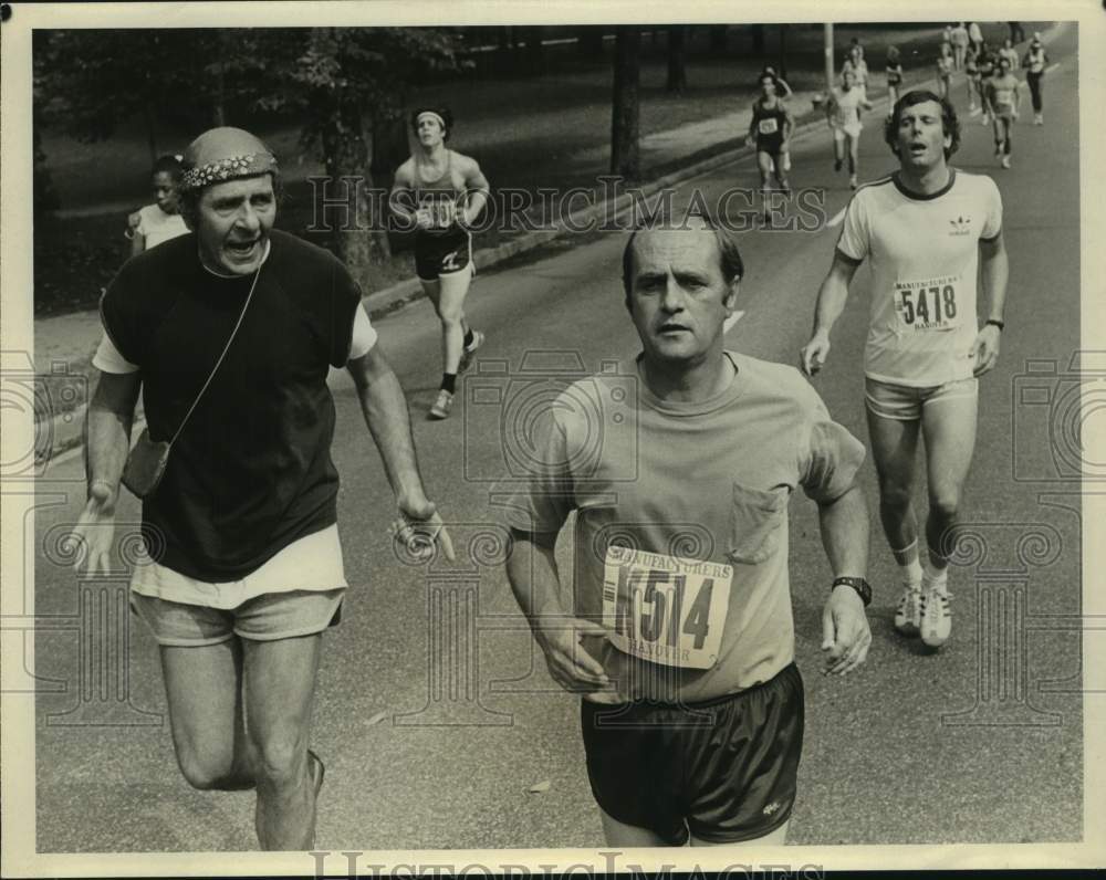 Press Photo Actor Bob Newhart Running with Others - Historic Images