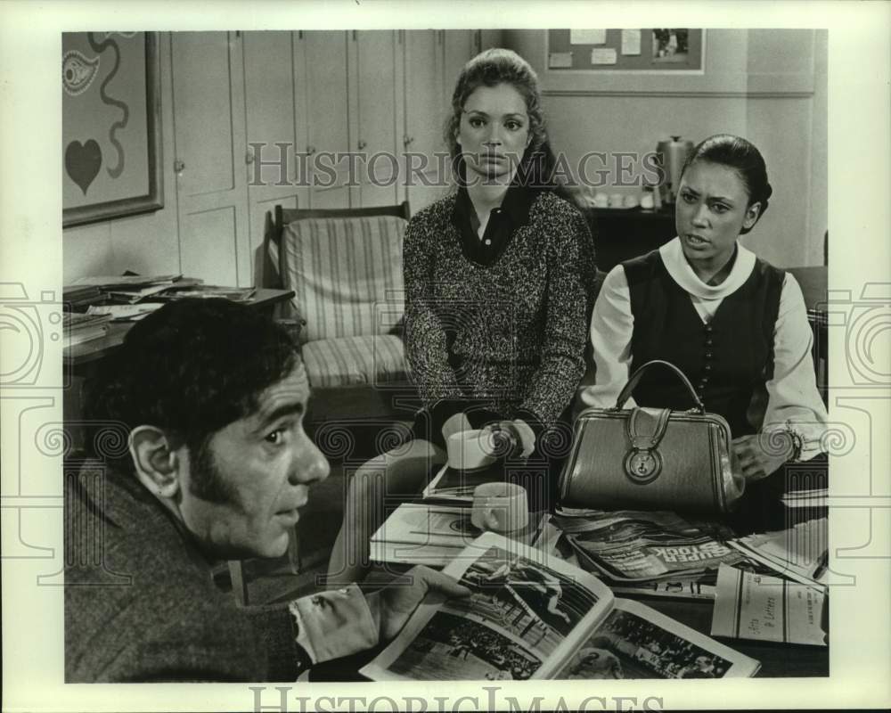 Press Photo Actress Denise Nicholas with Co-Stars in Scene - Historic Images