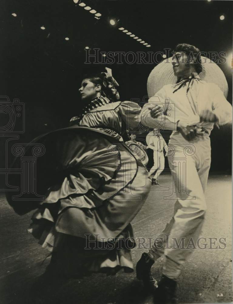 Press Photo Ballet Folklorico Dancers Elia Macias and Jose Louis Gasca - Historic Images