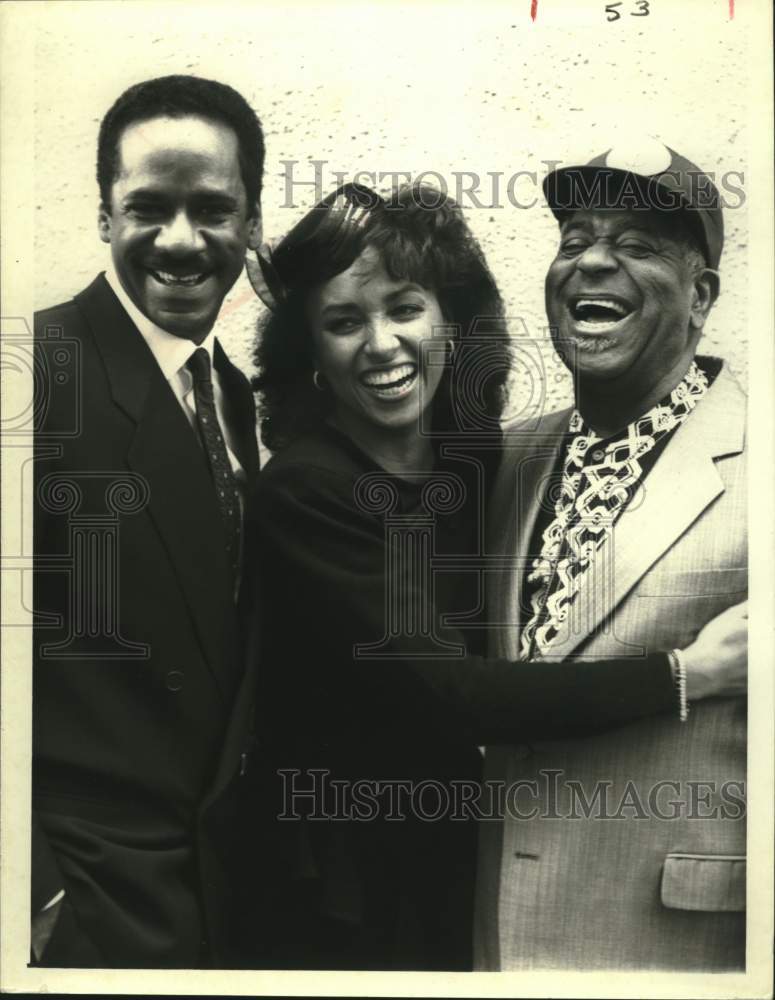 1988 Press Photo Dizzy Gillespie, Jazz Singer with Admirers - sax07484- Historic Images