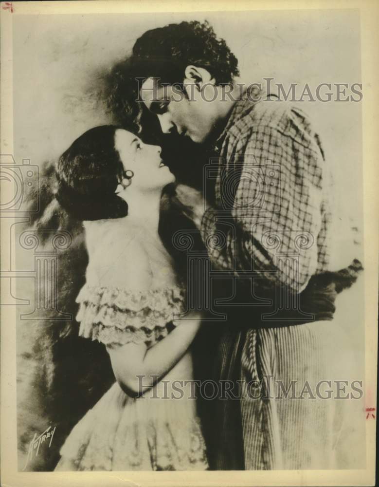 1928 Press Photo Actors Janet Gaynor and Charles Farrell in Movie Scene - Historic Images