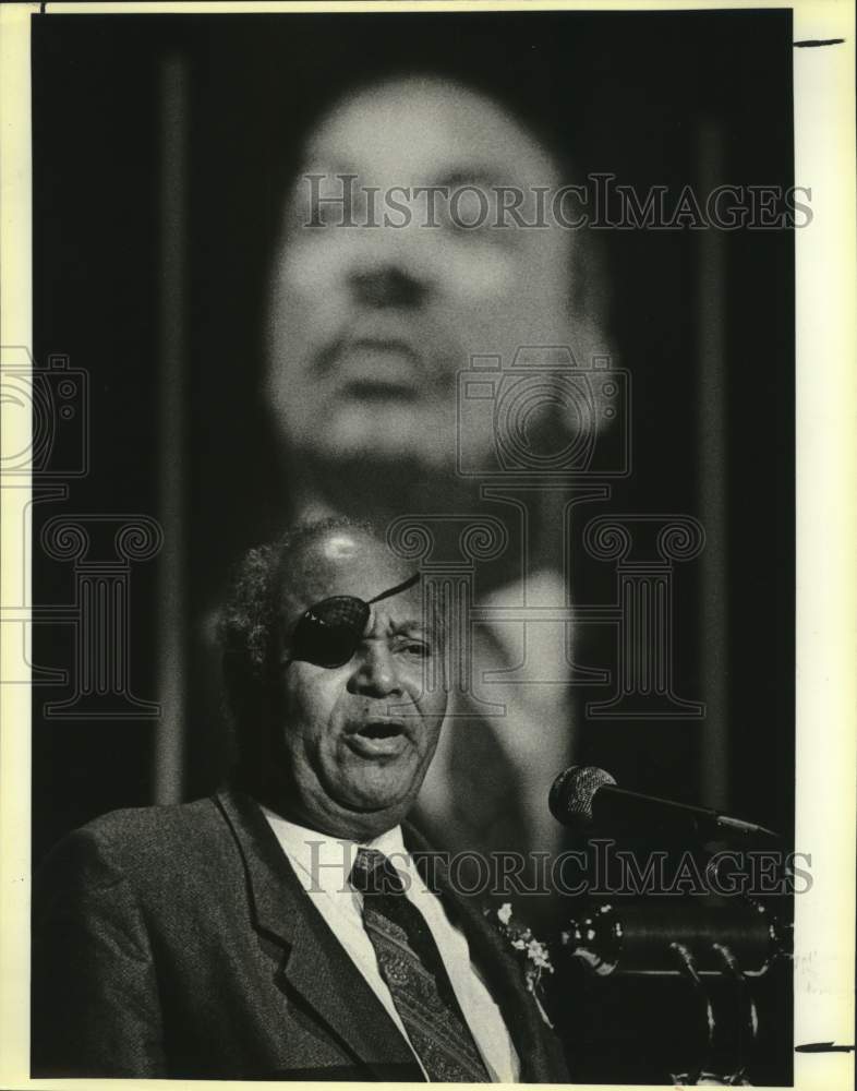 1988 Press Photo Doctor James Farmer at Speech - Historic Images