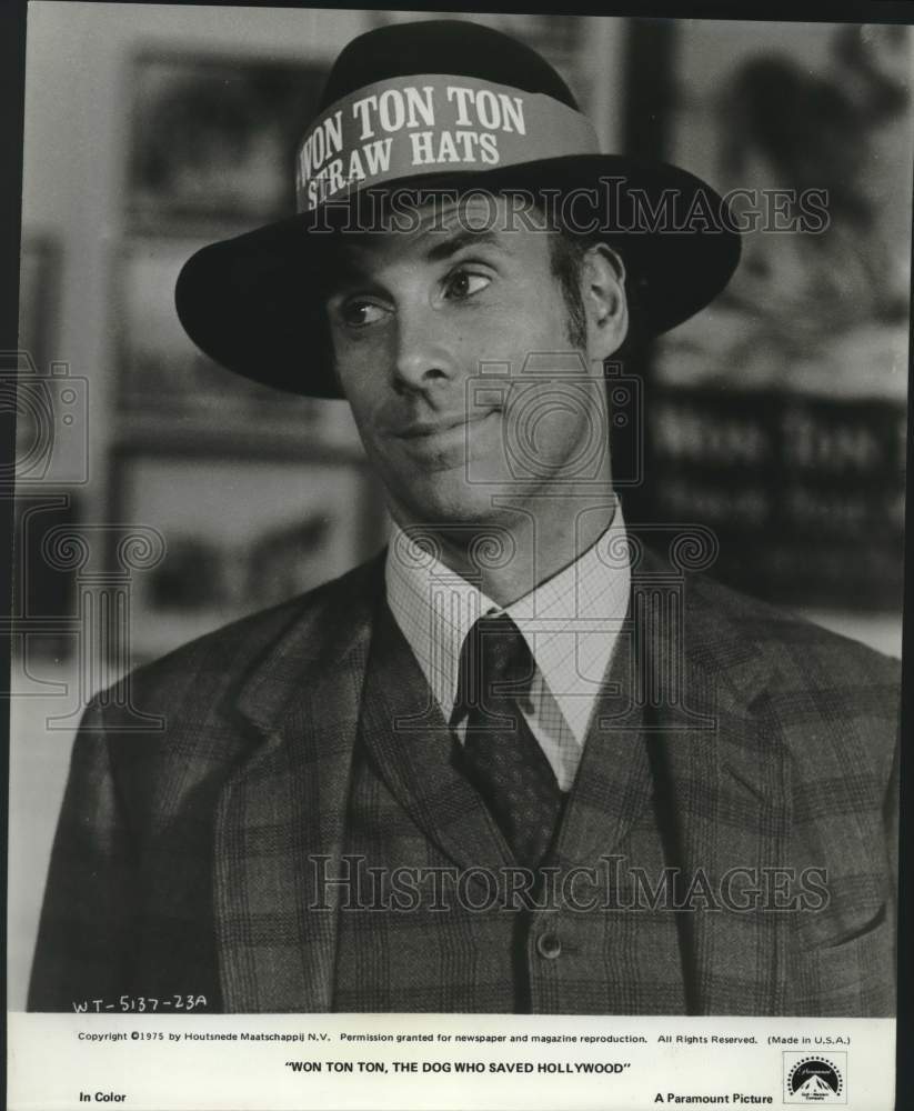 1975 Press Photo Actor in &quot;Won Ton Ton, The Dog Who Saved Hollywood&quot; Movie - Historic Images