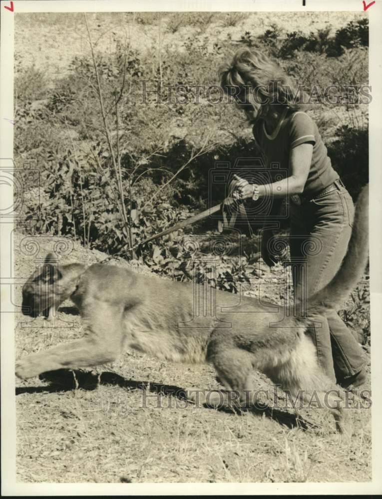Press Photo Actress Pat Darby with Big Cat in Television&#39;s &quot;Go&quot; - Historic Images