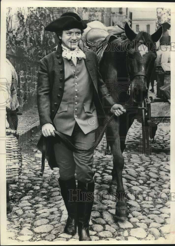 1975 Press Photo Actor George Grizzard in Scene with Horse - Historic Images