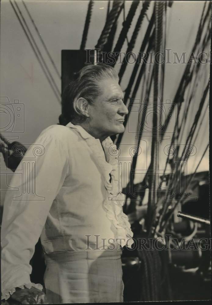 Press Photo Actor Trevor Howard in "Mutiny on the Bounty" Movie Scene - Historic Images