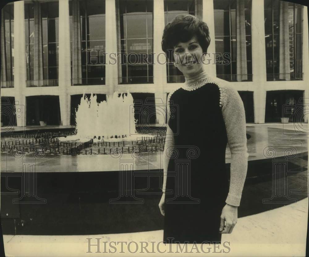 1974 Press Photo Bess Myerson, Host of &quot;Women of the Year&quot; Show in New York - Historic Images