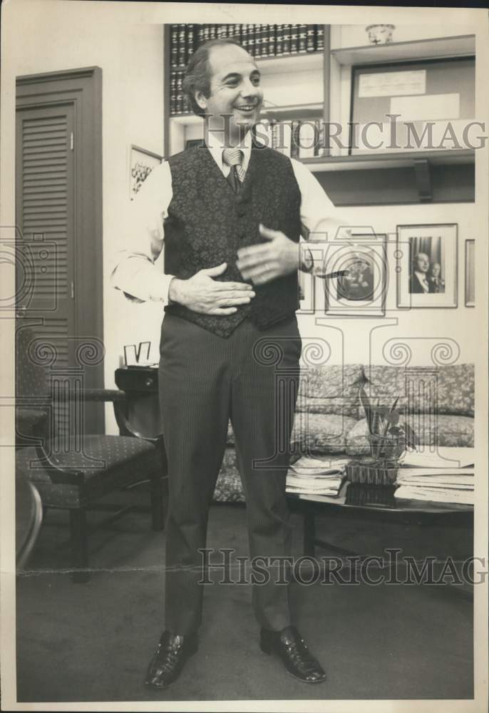 1976 Presidential Press Secretary Ron Nessen in Bullet Proof Vest - Historic Images