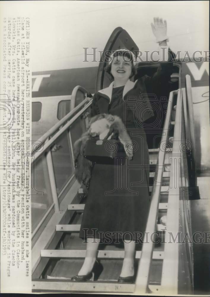 1953 Press Photo Laurabelle Oatis Steps Off Plane at Idlewild Airport, New York - Historic Images