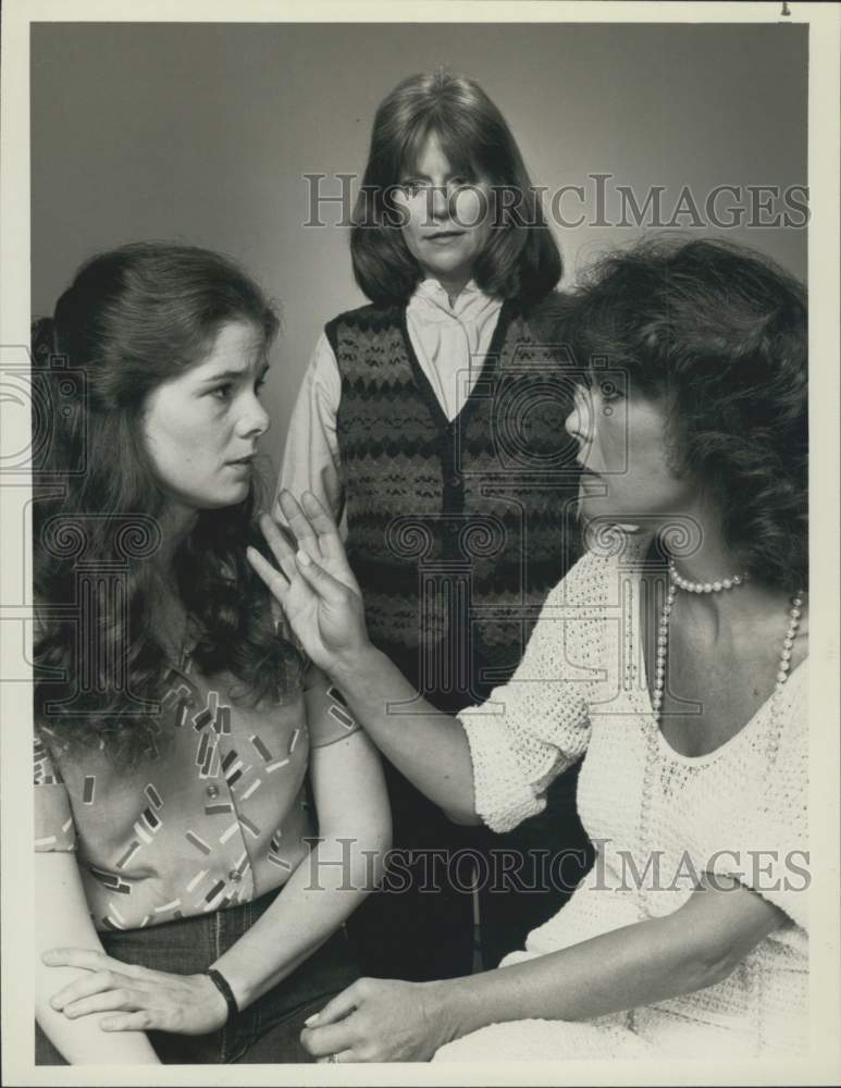 1979 Press Photo Actresses Susan Myers, Jan Shutan &amp; Mariclare Costello on Set - Historic Images